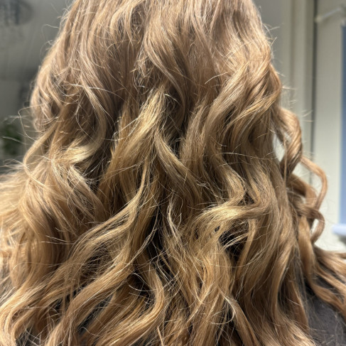 Hiusten kiharrus muotoiluraudalla.